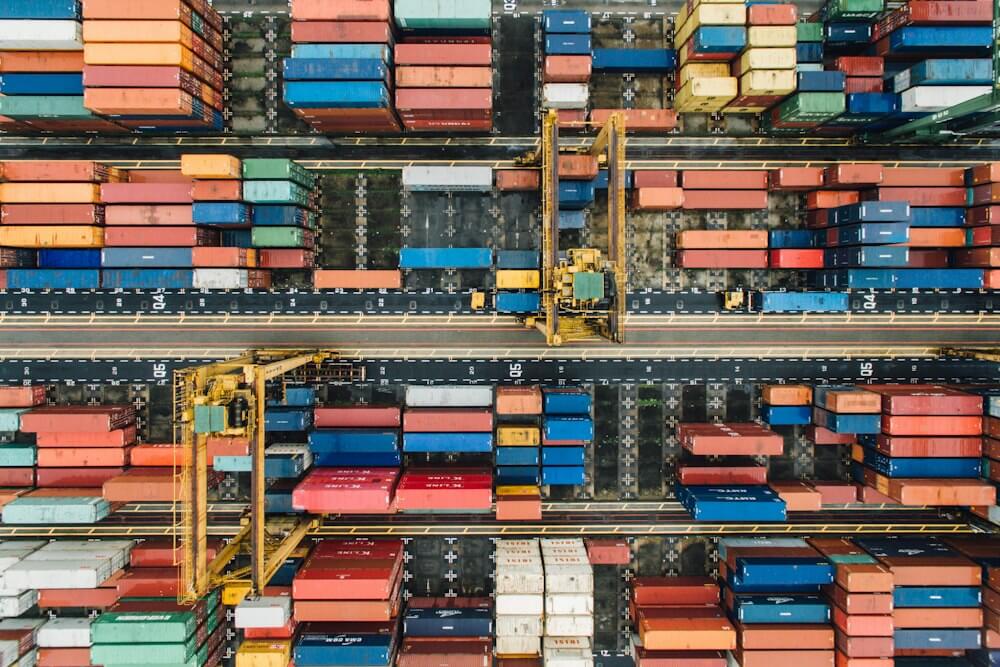 Vista aérea de una terminal portuaria con contenedores y grúas